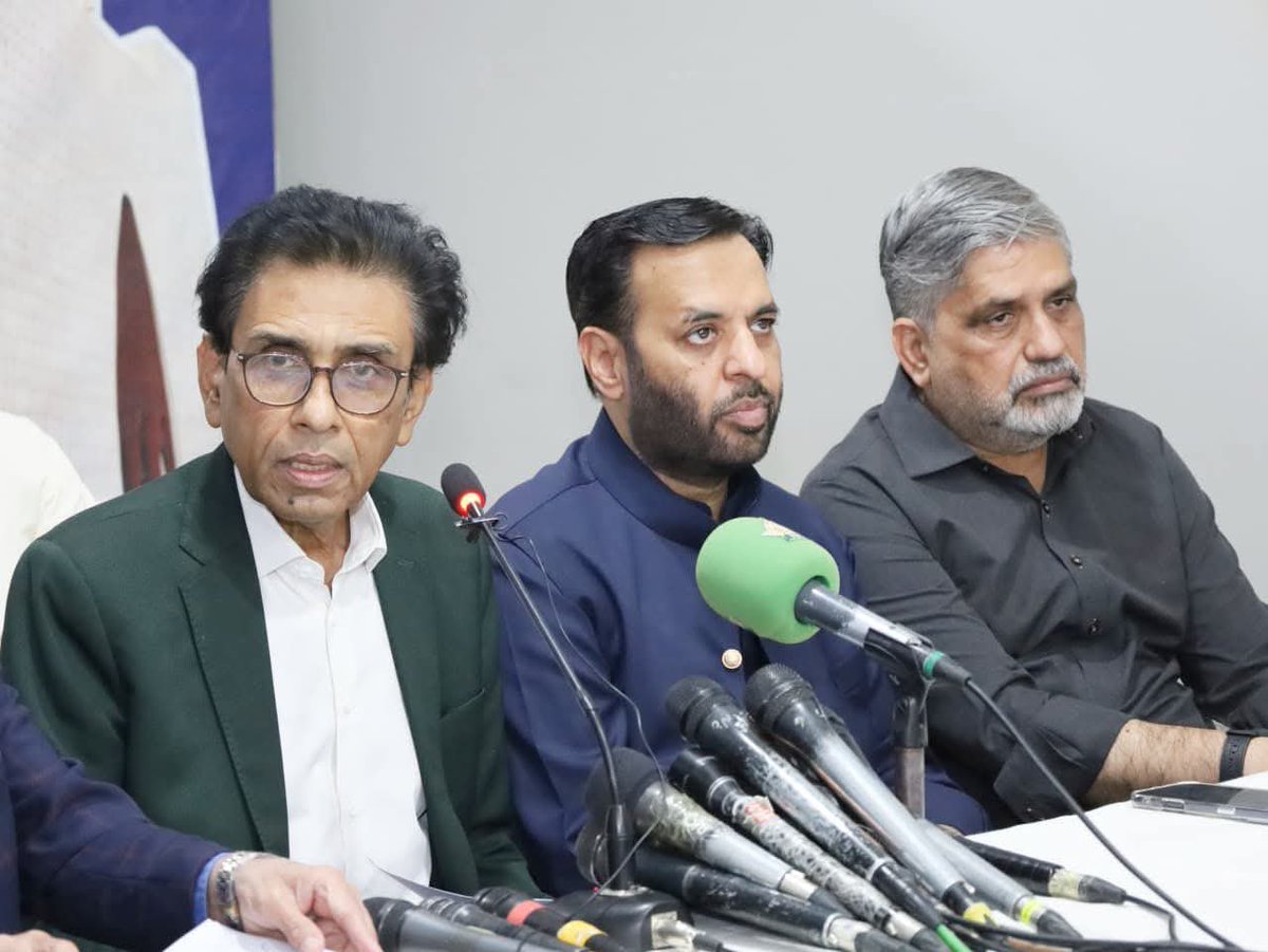 الطاف گینڈے کی تین بیوائیں 

ہمارے کالے سڑے ہوئے بچے ہیں ان کو بھتہ خوری بوری بند لاشوں اغواہ برائے تاوان قتل ڈکیتیوں کی اجازت دی جائے! 

نہ وہ پڑھے ہوئے ہیں نہ کوئی کام آتا ہے۔ 
الطاف انسٹیٹیوٹ آف مافیا کے گریجویٹ ہیں! 
جو پڑھا ہے وہی کریں گے۔