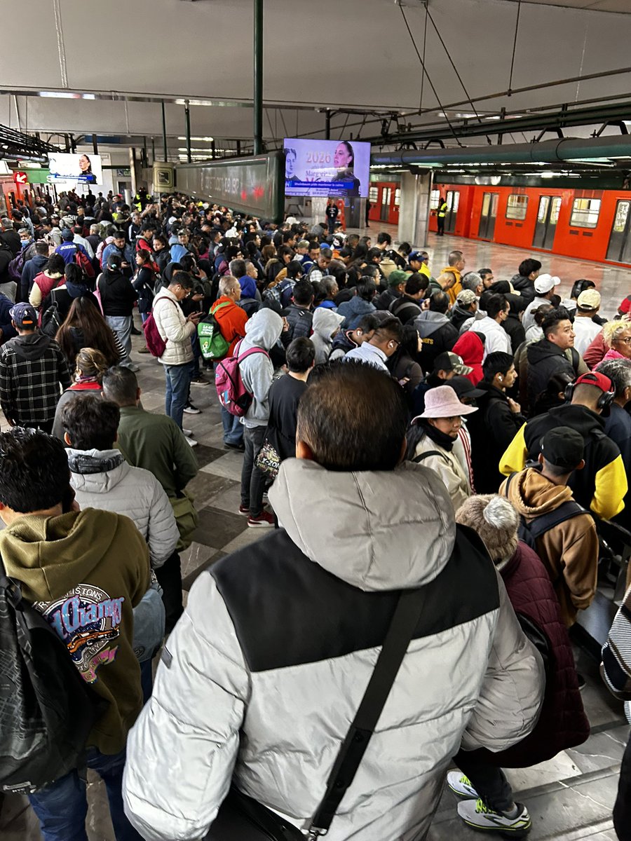 hern31252's tweet photo. @MetroCDMX Lo mismo en L8 , ahora que pretexto ? https://t.co/cIR0TF45m4