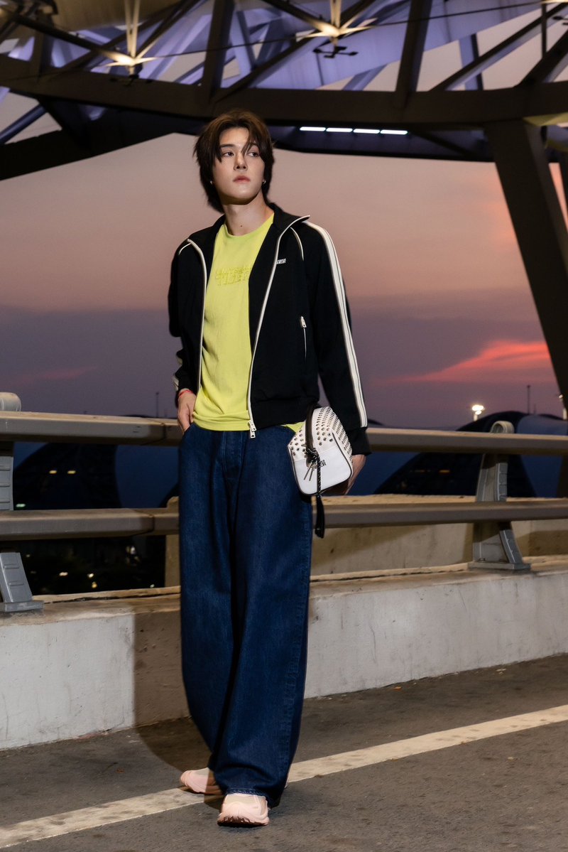 #ELLEMENReport

แอร์พอร์ตลุคของ นานิ–หิรัญกฤษฎิ์ ครั้งแรกในฐานะแขกคนสำคัญของ Onitsuka Tiger กับโททัลลุคจากคอลเล็กชั่น ‘DENIVITA’ ก่อนบินลัดฟ้าสู่ Milan Fashion Week เพื่อร่วมชมโชว์ Autumn–Winter 2026 ที่เมืองมิลาน ประเทศอิตาลี

#OnitsukaTiger
#OnitsukaTigerAW26