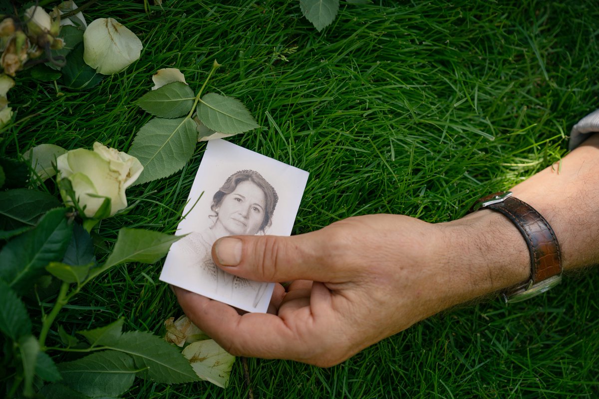 emmm does Fina know that Tasio and Carmen have her mom's photo on their bedside?