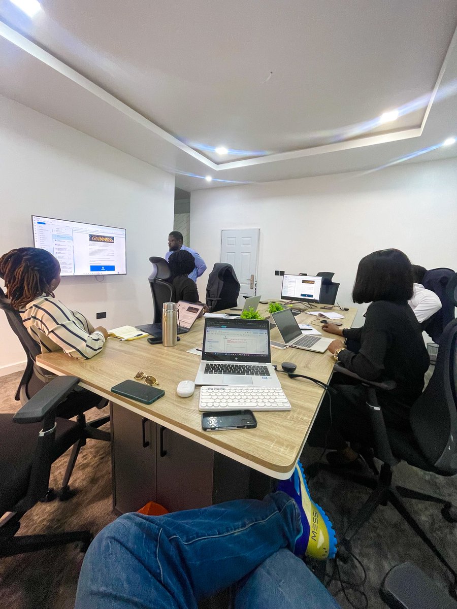 Mondays are chaotic at office bruh… I no even get time sef.