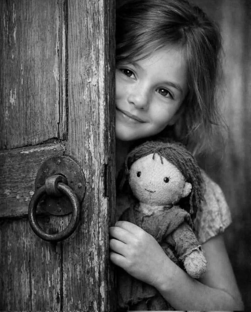 La ternura es la forma más modesta de amor. No tiene emblemas o símbolos especiales. Aparece cuando miramos de cerca y con cuidado a otro ser, a algo que no es nuestro “yo”, pero donde nos descubrimos a nosotros mismos
Olga Tokarczuk

#BuenDía
#FelizLunes