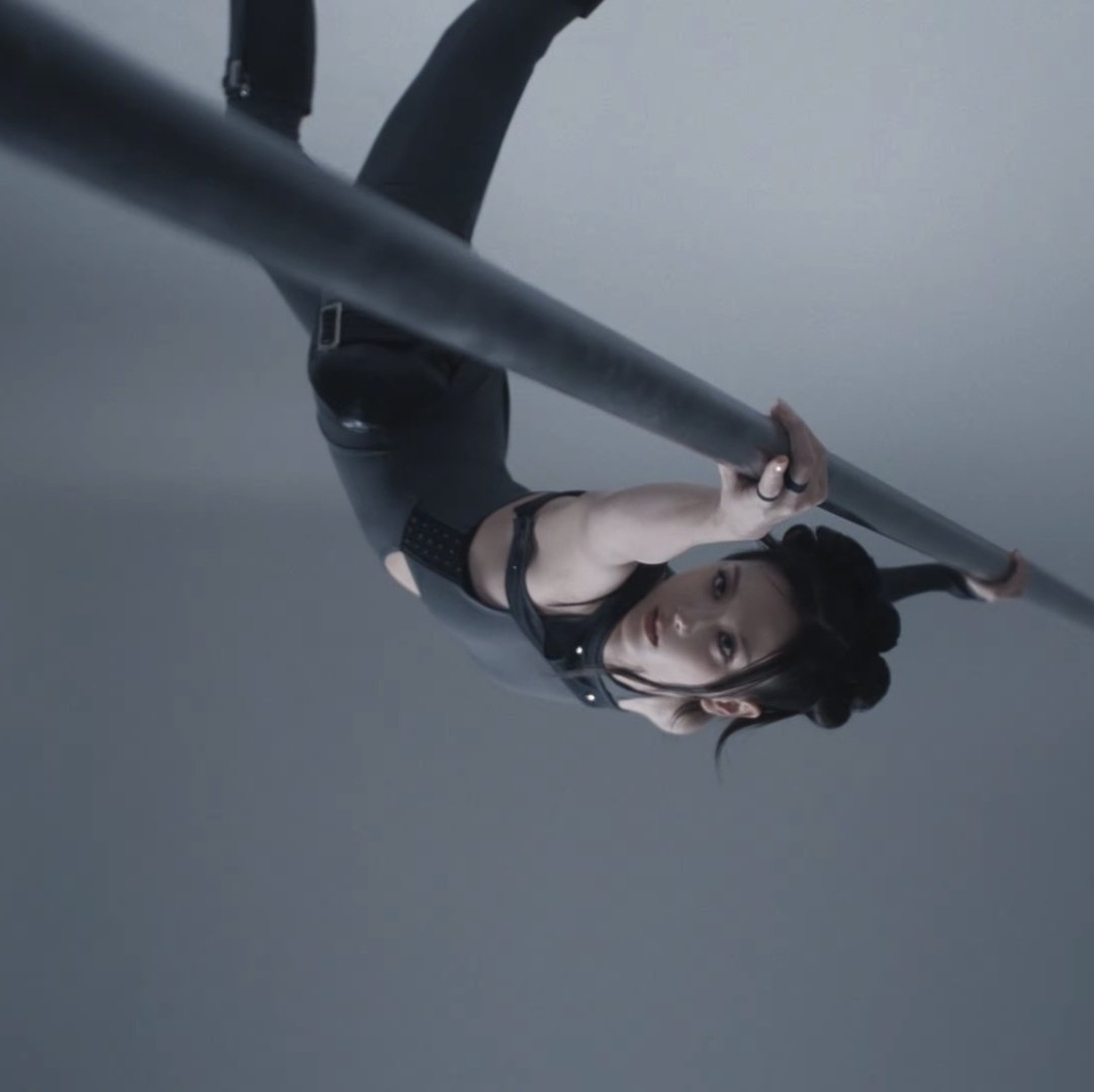 เมื่อพี่จีซูเป็นคนที่ออกกำลังกายด้วยพิชาทิสเป็นประจำ ชีเสิร์ฟเลย ตีลังกาดูเอานะคะ