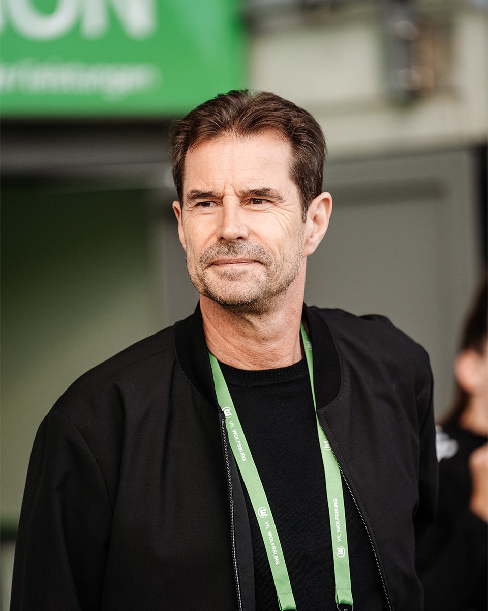 VfL_Frauen's tweet photo. Direktor Frauenfußball Ralf Kellermann wird den VfL Wolfsburg verlassen.

Die Wege von Ralf Kellermann und dem VfL Wolfsburg werden sich zum Ende der Saison trennen: Kellermann, seit 2023 Direktor Frauenfußball beim VfL, wird seinen bis zum 30. Juni 2026 laufenden Vertrag auf eigenen Wunsch nicht verlängern. Seit 2008 war der 57-Jährige in verschiedenen leitenden Funktionen für den Frauenfußball beim VfL Wolfsburg verantwortlich – zunächst als Trainer, ab 2010 als Sportlicher Leiter und Trainer in Personalunion, seit 2017 als Sportlicher Leiter und seit gut drei Jahren als Direktor Frauenfußball. Unter seiner Verantwortung entwickelten sich die VfL-Frauen zu einer der erfolgreichsten Mannschaften in Deutschland und Europa.

#VfLWolfsburg #VfLWolfsburgFrauen #Wölfinnen