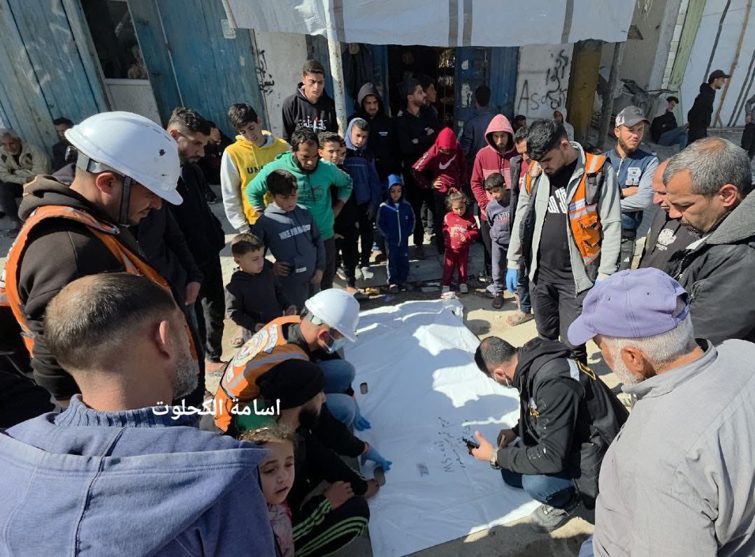 sahabatalaqsha's tweet photo. Selama 80 jam kerja—bekerja sama dengan Palang Merah—seorang operator ekskavator Palestina mencari 360 jenazah di bawah reruntuhan rumah-rumah yang hancur akibat serangan udara "Israel" di utara Gaza.

Hari ini, tiga anggota keluarga Masoud berhasil dievakuasi. https://t.co/PcdYp5Bf6R