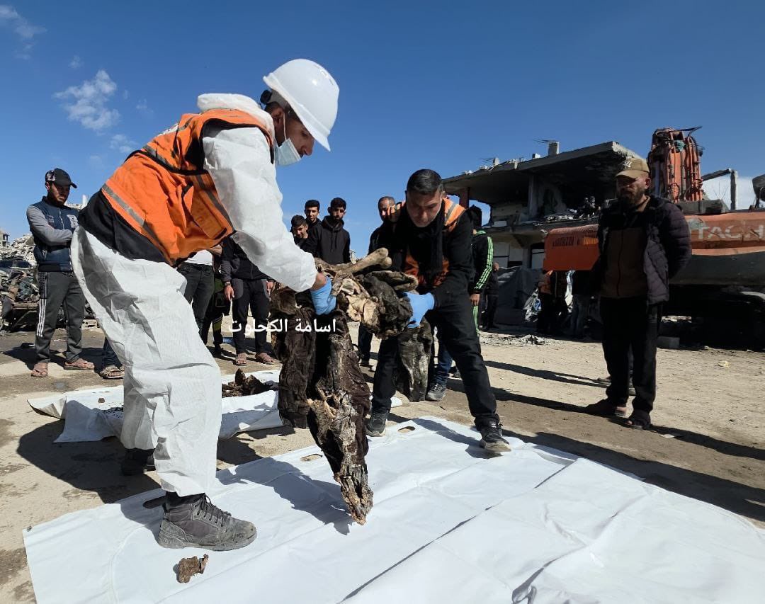 sahabatalaqsha's tweet photo. Selama 80 jam kerja—bekerja sama dengan Palang Merah—seorang operator ekskavator Palestina mencari 360 jenazah di bawah reruntuhan rumah-rumah yang hancur akibat serangan udara "Israel" di utara Gaza.

Hari ini, tiga anggota keluarga Masoud berhasil dievakuasi. https://t.co/PcdYp5Bf6R