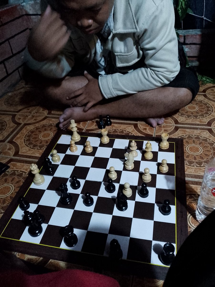 Abis sholat tarawih, lanjut adu strategi di papan catur ♟️🕌
Ibadah jalan, otak juga ikut diasah.
