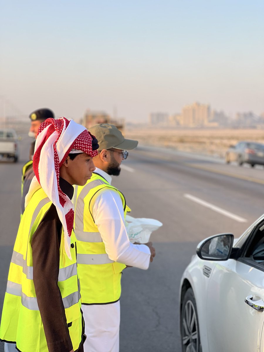 لقطات من اليوم السادس لمبادرة "افطر معنا 10"، التي تنظمها جمعيتنا الأم بالشراكة الثنائية مع جمعية الدعوة والإرشاد بالعيون.
شارك في هذا اليوم 15 متطوعًا، وتم توزيع 520 وجبة إفطار، في صورةٍ تجسد روح العطاء والتكافل.