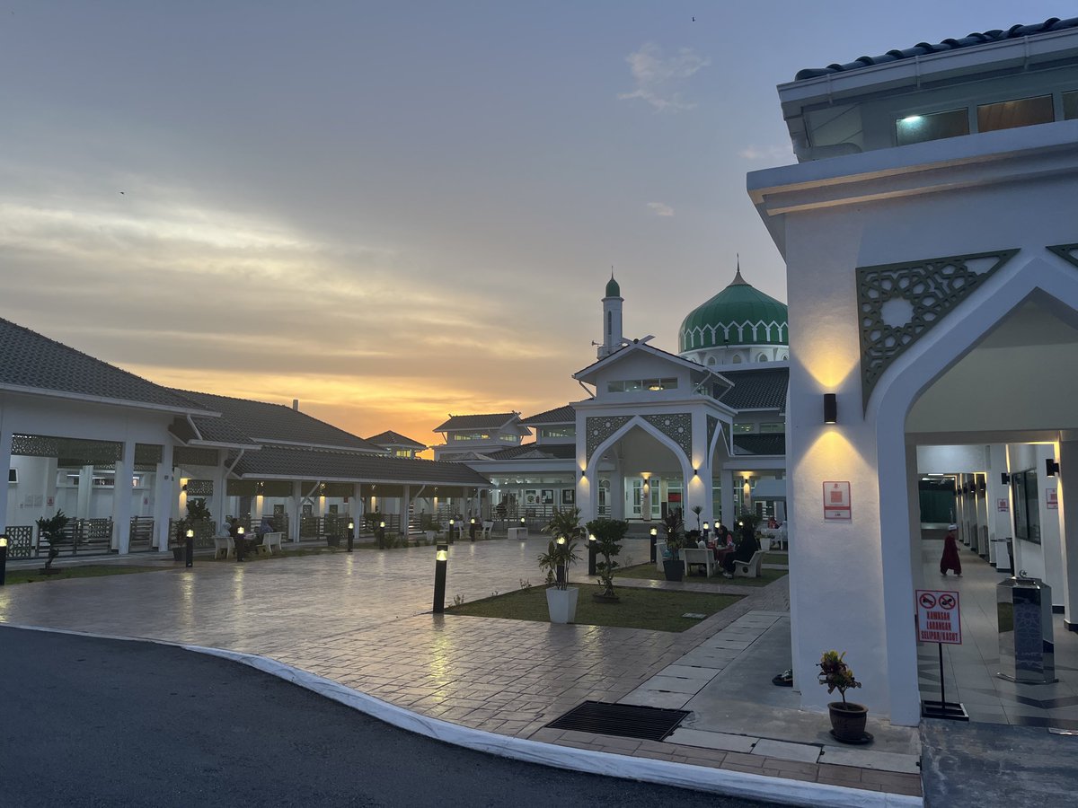 mfirdausdaud's tweet photo. Qiyam Ramadan bukan tentang panjangnya rakaat. Bukan tentang merdunya bacaan. Tetapi tentang hati yang hadir dan jiwa yang merintih.

Rasulullah ﷺ bersabda:

“Sesiapa yang mendirikan (qiyam) pada bulan Ramadan dengan penuh iman dan mengharap ganjaran, diampunkan dosa-dosanya.. https://t.co/DGGOBT6tqo