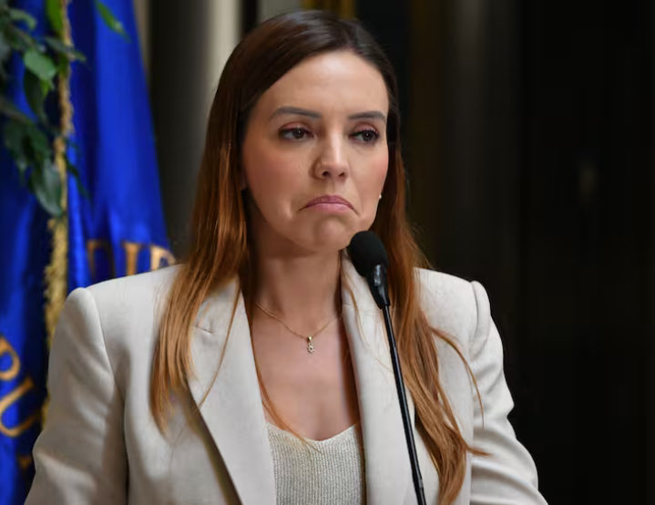 Flores acelera la inscripción de una propiedad para su mamá,oficios enviados en abril y agosto 2025 a autoridades locales,siendo parlamentaria de una región distinta.

Hoy Contraloría indaga una denuncia contra Verónica Oporto por uso de permisos médicos para irse de vacaciones.