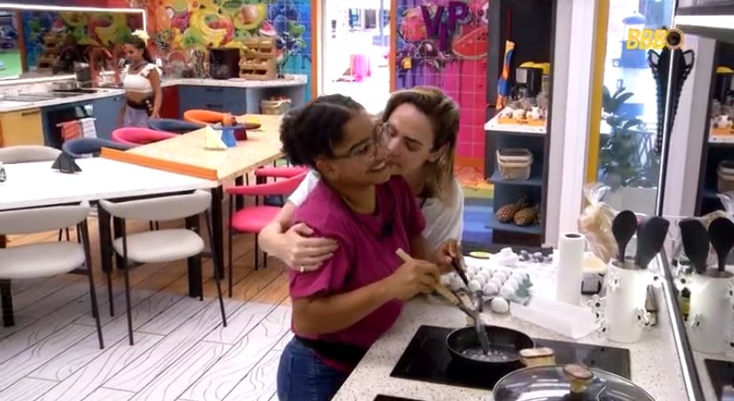 ap: “desculpa”
mi: “sou sua aliada to nem aí pra ele”
ap: “não, vc é minha amiga não aliada”
EU AMO ELAS 
#bbb26