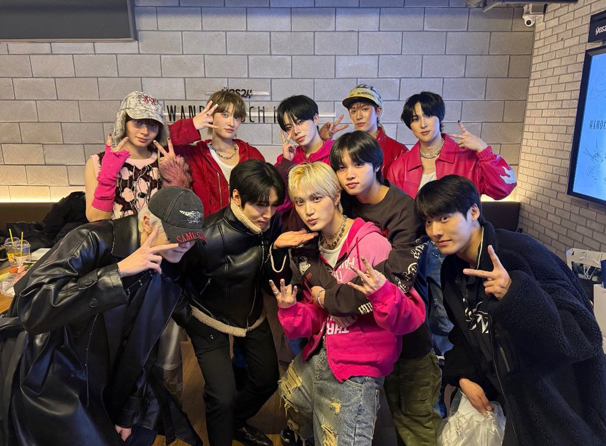 miraecleus's tweet photo. Not to overlook dd members but I'm just too happy seeing mirae be together again. Congrats on your debut, Yubin. Daily direction hwaitingggg https://t.co/iG3nJhiWVC