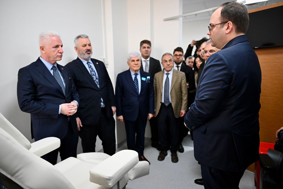 dr_aemreguner's tweet photo. 📍 Marmara Pendik Eğitim ve Araştırma Hastanesi
Prof. Dr. Asaf Ataseven Ek Hizmet Binası
Cansu Safi Kemoterapi Ünitesi Hizmete Açıldı

Marmara Pendik Eğitim ve Araştırma Hastanesi Prof. Dr. Asaf Ataseven Ek Hizmet Binası bünyesinde yapımı tamamlanan Cansu Safi Kemoterapi Ünitesi’nin, Valimiz Sayın Davut Gül, İstanbul Milletvekili Sayın Hasan Turan ile hayırseverlerimiz Cengiz Safi ve Cansu Safi’nin katılımlarıyla hizmete alım törenini gerçekleştirdik.

Modern donanımı ve hasta konforu esas alınarak planlanan ünitede;

✔️ 19 box,
✔️ 3 oda olmak üzere
➡️ Toplam 22 hastaya aynı anda kemoterapi hizmeti sunulabilecek,

✔️ Günlük 44 hasta kapasitesi ile vatandaşlarımıza onkoloji hizmeti verilecektir.