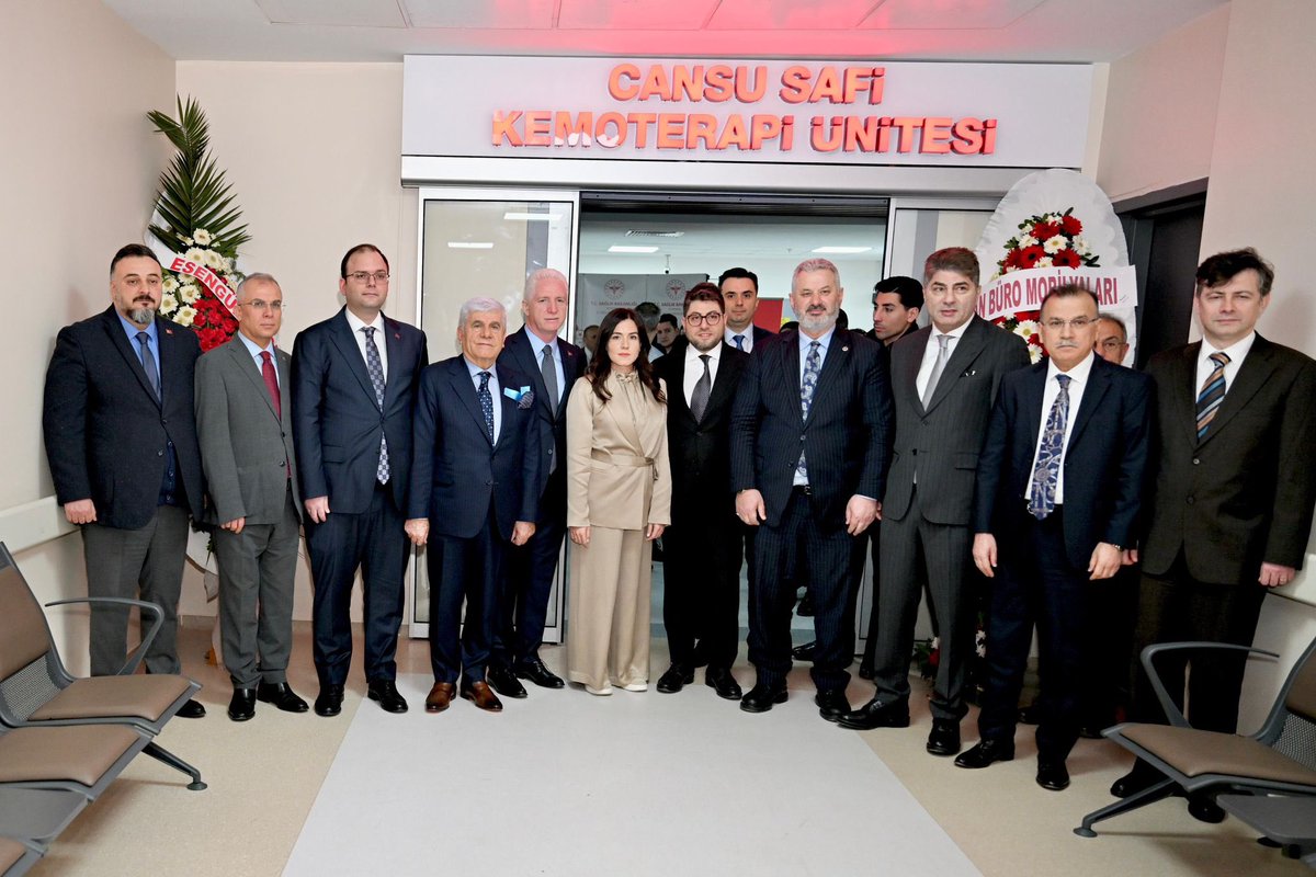 dr_aemreguner's tweet photo. 📍 Marmara Pendik Eğitim ve Araştırma Hastanesi
Prof. Dr. Asaf Ataseven Ek Hizmet Binası
Cansu Safi Kemoterapi Ünitesi Hizmete Açıldı

Marmara Pendik Eğitim ve Araştırma Hastanesi Prof. Dr. Asaf Ataseven Ek Hizmet Binası bünyesinde yapımı tamamlanan Cansu Safi Kemoterapi Ünitesi’nin, Valimiz Sayın Davut Gül, İstanbul Milletvekili Sayın Hasan Turan ile hayırseverlerimiz Cengiz Safi ve Cansu Safi’nin katılımlarıyla hizmete alım törenini gerçekleştirdik.

Modern donanımı ve hasta konforu esas alınarak planlanan ünitede;

✔️ 19 box,
✔️ 3 oda olmak üzere
➡️ Toplam 22 hastaya aynı anda kemoterapi hizmeti sunulabilecek,

✔️ Günlük 44 hasta kapasitesi ile vatandaşlarımıza onkoloji hizmeti verilecektir.
