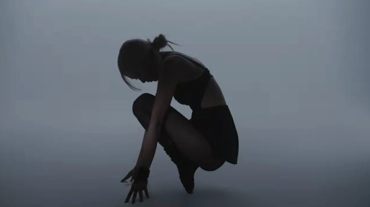 การยืนด้วยปลายเท้าแบบบัลเล่ต์มันยากมากกกกก การทรงตัว สมดุลต้องดีเลย กล้ามเนื้อขาก็ยืดหยุ่นมาก น้องแชงเก่งอะ