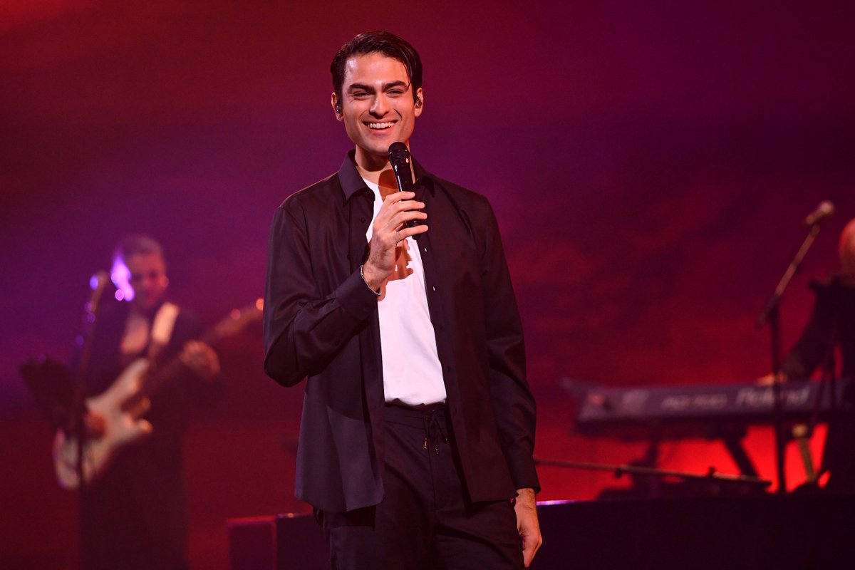 RadioDisneyLA's tweet photo. Matteo Bocelli enamoró a la Quinta Vergara. Luego de su presentación seguirá como parte del jurado de las competencias. Su show está disponible para revivirlo en  Disney Plus. 
#Viña2026 https://t.co/YgdeaovZC9