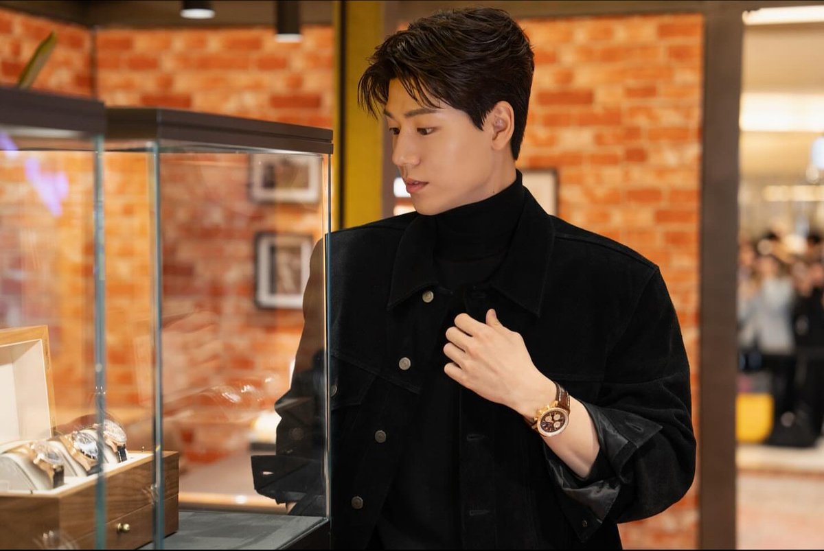 haneulspark's tweet photo. just me, myself and i, flexing the new watch that i got https://t.co/kIlRwuQlB4