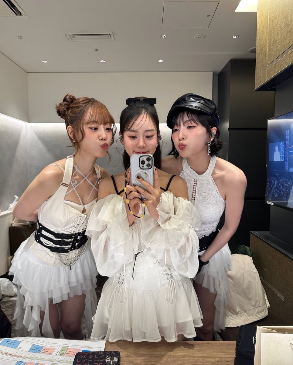 Kara_SY_marryme's tweet photo. 焦らされてやっと💓
 KARAをあまり知らない方からしたら誰が1番年上か分かるのだろうか。
ジヨンちゃんの色気もヤバい。

私の最愛の人、スンヨンさん。
もっとスンちゃんの魅力が多くの人に知られますように。 https://t.co/IOizonV7WW