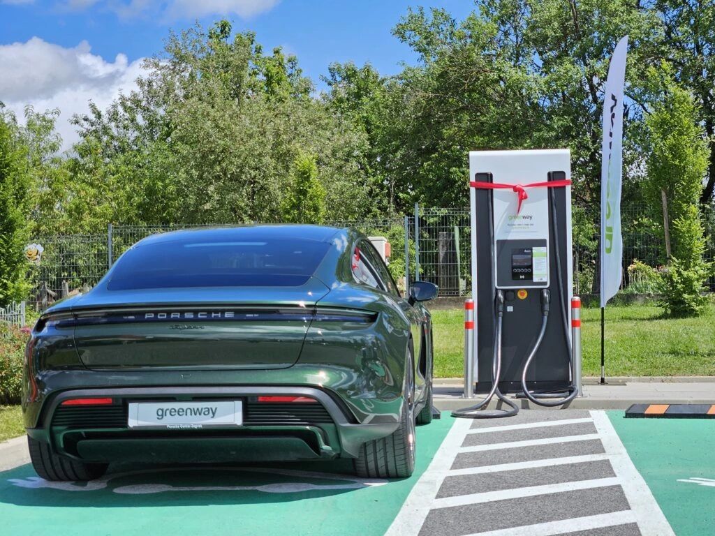 Konec „turistických“ cen roamingu

🧠 GreenWay v Chorvatsku tlačí roaming na domácí ceny, takže nabíjení přestává být past na neznalé
💸 Price parity = žádné roamingové přirážky, i když nabíjíš u partnerů (roaming: nabíjení přes cizí síť)
📲 Jedna appka, jedna karta, jedna