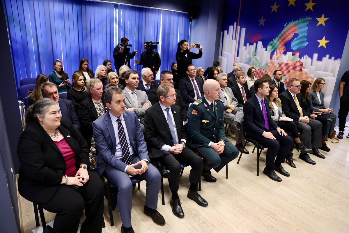 UKRinMNE's tweet photo. U susrert sjutrašnjoj četvrtoj godišnjici početka ruske sveobuhvatne invazije na Ukrajinu u Evropskoj kući u Podgorici odali smo počast žrtvama i podsjetili na vaznost jedinstva, solidarnosti i trajnog mira zasnovanog na međunarodnom pravu.

U svome nastupu Ambasador 🇺🇦u🇲🇪 @O_Herasymenko detaljno je upoznao slušaoce sa situacijom u kojoj se trenutno nalazi Ukrajina u širem kontekstu evropske bezbjednosti. 

Veliko hvala @evropska_kuca , @CZinPodgorica I @EUAmbME na organizaciji ovog okruglog stola.

#WeStandWithUkraine