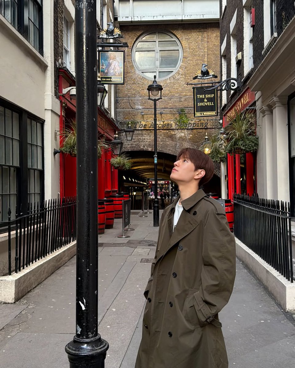 📱 INSTAGRAM 」 23.02.26 #Seungmin #승민 
•Actualización de Instagram de Seungmin (8/12): 

"See you later today. @burberry

© : miniseungkim

•|Roxy |•// Seungmin Perú 
#스트레이키즈 #StrayKids #ストレイキッズ
