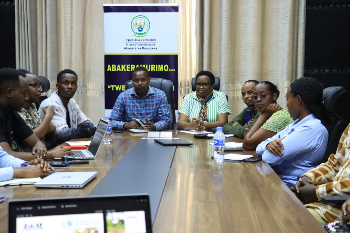 BugeseraDistr's tweet photo. Kuri iki gicamunsi, Umuyobozi w’Ishami ry’Ubuhinzi n’Umutungo Kamere, Ntazinda Ronger, yakiriye itsinda rya @rwamrec baganira ku mushinga #ShoraNeza ugamije guhindura imigenzo itsikamira abagore no kubateza imbere mu buhinzi, ku bufatanye na #GoodNeighborsInternational na @WFP. https://t.co/aAmEys9uat