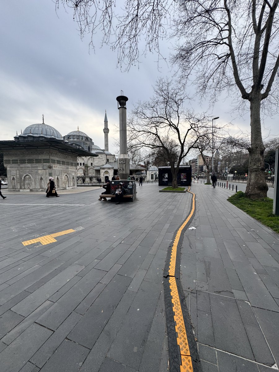 ysrdnl's tweet photo. Elektrik kanalı yılan gibi uzuyor maşallah. Kulübe yetmiyormuş gibi... 

Tophane Çeşmesi, yanında Kılıçali Paşa Cami, hemen karşısında Tophane-i Amire. Istanbul’un en özel noktalarından biri burası. 

Cami ve hamamın önü otoparkların, Saat Kulesi Meydanı Galataport’un işgali altında. Bakanlık da bunu yapmasa keşke.