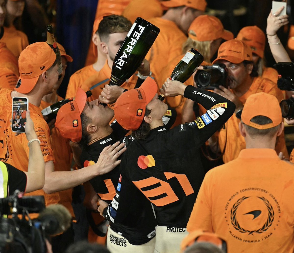 i will never stop talking about the aura this photo has.