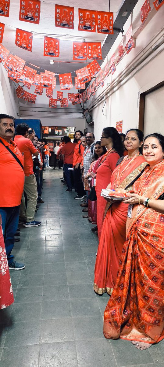 venupnair_nrmu's tweet photo. आज सी.एस.एम.टी. एनआरएमयू प्रेम कार्यालय का भव्य उद्घाटन हमारे सम्माननीय महामंत्री कामरेड Venu P. Nair जी के करकमलों द्वारा डीसी मीटिंग के पश्चात संपन्न हुआ। लगभग 30 शाखाओं के पदाधिकारियों की गरिमामयी उपस्थिति में फीता काटकर नव-रिनोवेटेड प्रेम कार्यालय का शुभारंभ किया गया।

पिछले दो महीनों से चल रहा नवीनीकरण कार्य आज उत्साहपूर्ण वातावरण में पूर्ण हुआ। कार्यालय को National Railway Mazdoor Union (एनआरएमयू) के पोस्टर्स, लाल झंडों और संगठनात्मक प्रतीकों से अत्यंत सुसज्जित किया गया, जिसकी महामंत्री जी ने विशेष सराहना की।

सभी डिवीजनों एवं शाखाओं से आए पदाधिकारियों के बीच नए कार्यालय के उद्घाटन पर हर्ष और ऊर्जा का वातावरण रहा। इस अवसर पर महिला साथियों द्वारा कामरेड की आरती उतारकर उनका स्वागत किया गया, जिससे कार्यक्रम और भी गरिमामय बन गया।

महामंत्री जी ने अपने संबोधन में संगठन की मजबूती, कर्मचारी हितों की रक्षा तथा यूनियन हित को सर्वोपरि रखते हुए नई ऊर्जा और नए संकल्प के साथ कार्य करने का आह्वान किया।

सभी साथियों ने यह संकल्प लिया कि इस नव-सज्जित कार्यालय से कर्मचारी हित, यूनियन हित और संगठनात्मक एकता को और अधिक सशक्त किया जाएगा।

एनआरएमयू जिंदाबाद!
महामंत्री कामरेड वेणु पी. नायर जिंदाबाद!
Lal Salam …🚩🚩🚩🚩🚩
NRMU CR KR/AIRF/HMS Zindabad….🚩🚩🚩🚩
Workers of the World unite…..🚩🚩🚩🚩🚩

#NRMU #CentralRailway #KonkanRailway #TradeUnion #UnionStrong #WorkersUnity #EducationProgram #CharterOfDemands #PNM #RailwayStaff #Solidarity #AIRF #HMS #ITF