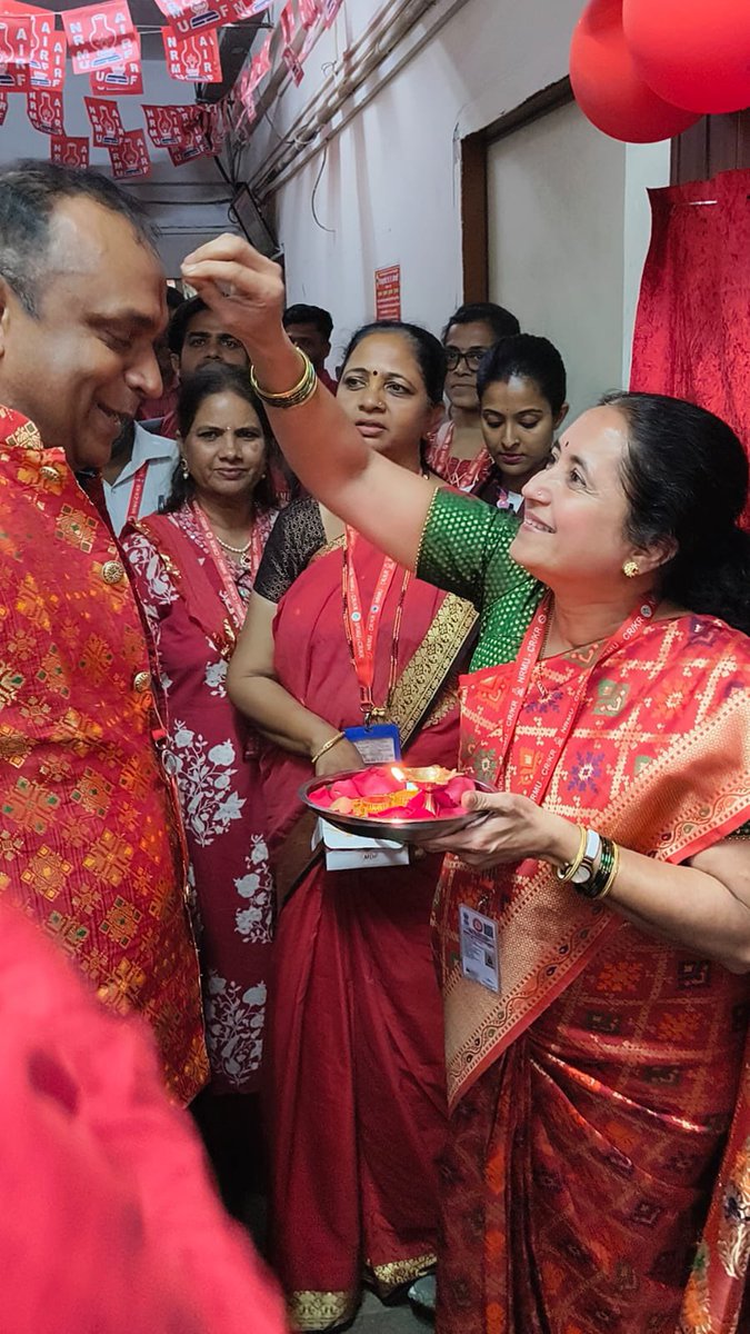 venupnair_nrmu's tweet photo. आज सी.एस.एम.टी. एनआरएमयू प्रेम कार्यालय का भव्य उद्घाटन हमारे सम्माननीय महामंत्री कामरेड Venu P. Nair जी के करकमलों द्वारा डीसी मीटिंग के पश्चात संपन्न हुआ। लगभग 30 शाखाओं के पदाधिकारियों की गरिमामयी उपस्थिति में फीता काटकर नव-रिनोवेटेड प्रेम कार्यालय का शुभारंभ किया गया।

पिछले दो महीनों से चल रहा नवीनीकरण कार्य आज उत्साहपूर्ण वातावरण में पूर्ण हुआ। कार्यालय को National Railway Mazdoor Union (एनआरएमयू) के पोस्टर्स, लाल झंडों और संगठनात्मक प्रतीकों से अत्यंत सुसज्जित किया गया, जिसकी महामंत्री जी ने विशेष सराहना की।

सभी डिवीजनों एवं शाखाओं से आए पदाधिकारियों के बीच नए कार्यालय के उद्घाटन पर हर्ष और ऊर्जा का वातावरण रहा। इस अवसर पर महिला साथियों द्वारा कामरेड की आरती उतारकर उनका स्वागत किया गया, जिससे कार्यक्रम और भी गरिमामय बन गया।

महामंत्री जी ने अपने संबोधन में संगठन की मजबूती, कर्मचारी हितों की रक्षा तथा यूनियन हित को सर्वोपरि रखते हुए नई ऊर्जा और नए संकल्प के साथ कार्य करने का आह्वान किया।

सभी साथियों ने यह संकल्प लिया कि इस नव-सज्जित कार्यालय से कर्मचारी हित, यूनियन हित और संगठनात्मक एकता को और अधिक सशक्त किया जाएगा।

एनआरएमयू जिंदाबाद!
महामंत्री कामरेड वेणु पी. नायर जिंदाबाद!
Lal Salam …🚩🚩🚩🚩🚩
NRMU CR KR/AIRF/HMS Zindabad….🚩🚩🚩🚩
Workers of the World unite…..🚩🚩🚩🚩🚩

#NRMU #CentralRailway #KonkanRailway #TradeUnion #UnionStrong #WorkersUnity #EducationProgram #CharterOfDemands #PNM #RailwayStaff #Solidarity #AIRF #HMS #ITF