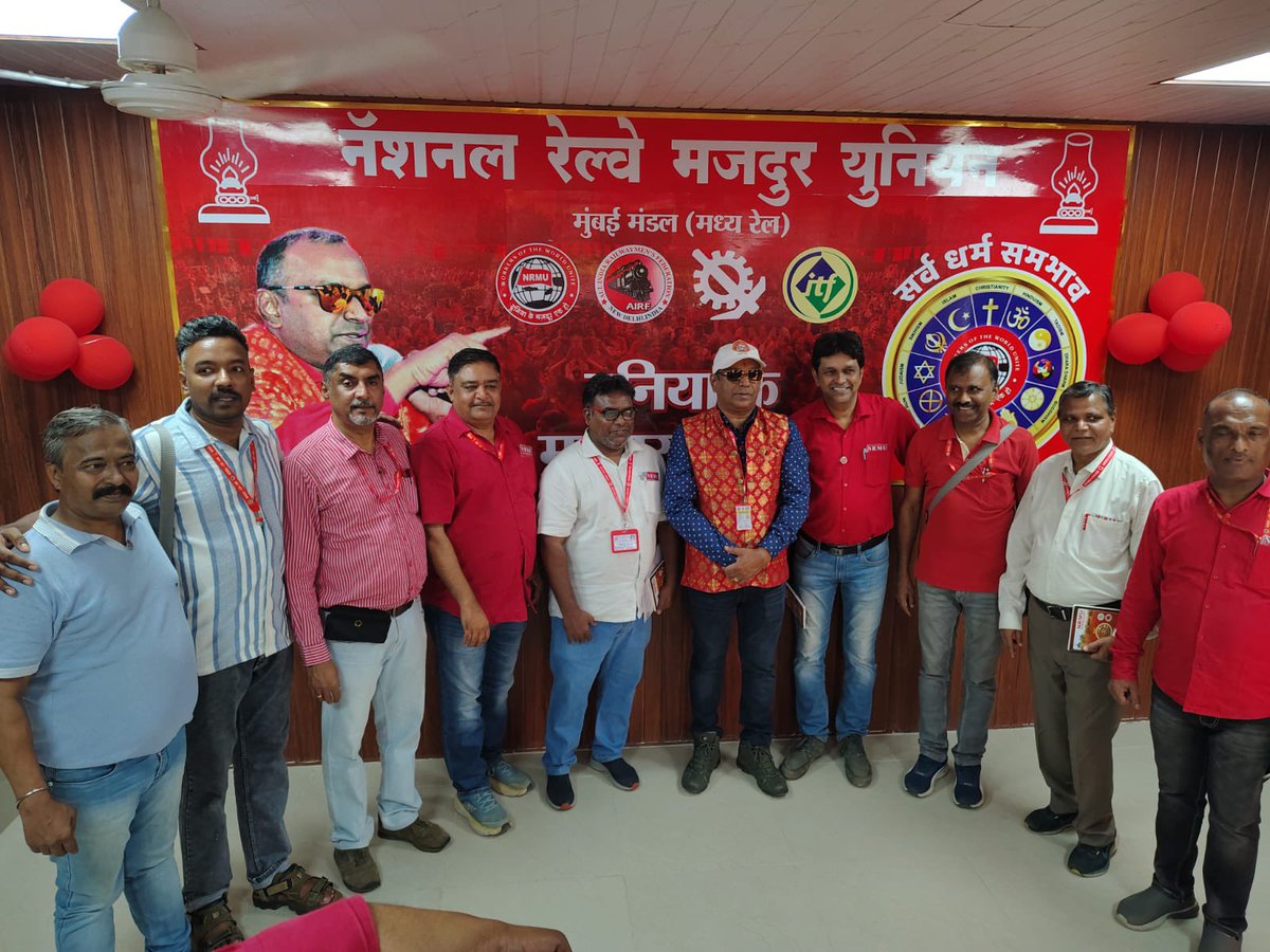 venupnair_nrmu's tweet photo. आज सी.एस.एम.टी. एनआरएमयू प्रेम कार्यालय का भव्य उद्घाटन हमारे सम्माननीय महामंत्री कामरेड Venu P. Nair जी के करकमलों द्वारा डीसी मीटिंग के पश्चात संपन्न हुआ। लगभग 30 शाखाओं के पदाधिकारियों की गरिमामयी उपस्थिति में फीता काटकर नव-रिनोवेटेड प्रेम कार्यालय का शुभारंभ किया गया।

पिछले दो महीनों से चल रहा नवीनीकरण कार्य आज उत्साहपूर्ण वातावरण में पूर्ण हुआ। कार्यालय को National Railway Mazdoor Union (एनआरएमयू) के पोस्टर्स, लाल झंडों और संगठनात्मक प्रतीकों से अत्यंत सुसज्जित किया गया, जिसकी महामंत्री जी ने विशेष सराहना की।

सभी डिवीजनों एवं शाखाओं से आए पदाधिकारियों के बीच नए कार्यालय के उद्घाटन पर हर्ष और ऊर्जा का वातावरण रहा। इस अवसर पर महिला साथियों द्वारा कामरेड की आरती उतारकर उनका स्वागत किया गया, जिससे कार्यक्रम और भी गरिमामय बन गया।

महामंत्री जी ने अपने संबोधन में संगठन की मजबूती, कर्मचारी हितों की रक्षा तथा यूनियन हित को सर्वोपरि रखते हुए नई ऊर्जा और नए संकल्प के साथ कार्य करने का आह्वान किया।

सभी साथियों ने यह संकल्प लिया कि इस नव-सज्जित कार्यालय से कर्मचारी हित, यूनियन हित और संगठनात्मक एकता को और अधिक सशक्त किया जाएगा।

एनआरएमयू जिंदाबाद!
महामंत्री कामरेड वेणु पी. नायर जिंदाबाद!
Lal Salam …🚩🚩🚩🚩🚩
NRMU CR KR/AIRF/HMS Zindabad….🚩🚩🚩🚩
Workers of the World unite…..🚩🚩🚩🚩🚩

#NRMU #CentralRailway #KonkanRailway #TradeUnion #UnionStrong #WorkersUnity #EducationProgram #CharterOfDemands #PNM #RailwayStaff #Solidarity #AIRF #HMS #ITF