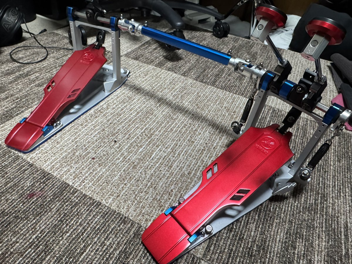 drums_showchan's tweet photo. 使い始めはとにかく設計が気に入らなくて、
「買ったばかりだけど売ってしまおうか」
とか考えながらキレイに使っていましたが、
試すうちに解決策と使い勝手の良さに気付いてしまいまして、それならこのまま使い続けようと。
んで、初挑戦で塗装しました（笑）
ビフォーアフター✨
#YAMAHA
#DFP9D https://t.co/Uj3wIsudxe