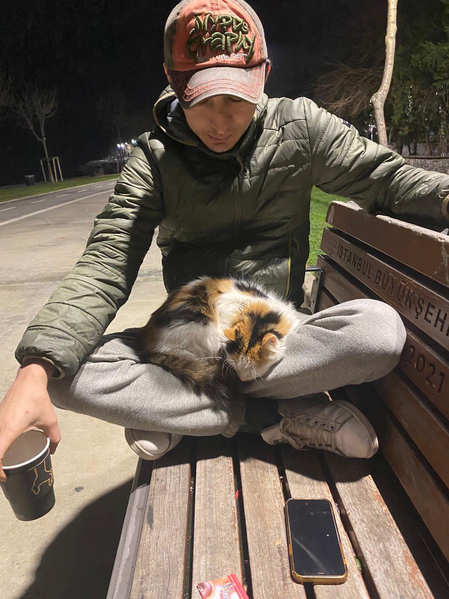 Kahve içmeye diye çıkıp yastık oldum