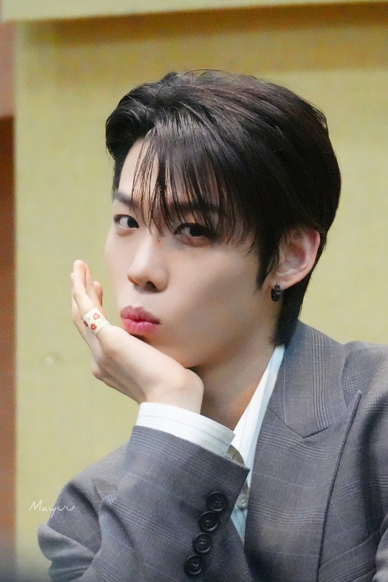 26.2.21 n.SSign 1stmusic サイン会 🐨顔が小さすぎて自分の手と比較