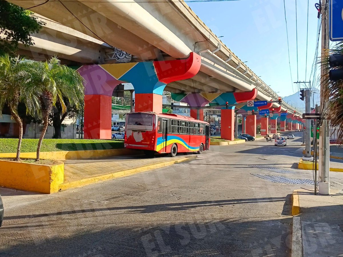 elsurdeguerrero's tweet photo. ⚠️Con poco transporte y sin clases, amanecen #Acapulco y #Zihuatanejo por violencia
🔴Ayer, en los dos municipios se registraron la quema de vehículos de transporte y de carga; y los comercios cerraron desde temprano.📲#AlInstante | #ElSur ⬇️: https://t.co/9ZgWxMOhij https://t.co/4J0YZvKQqN