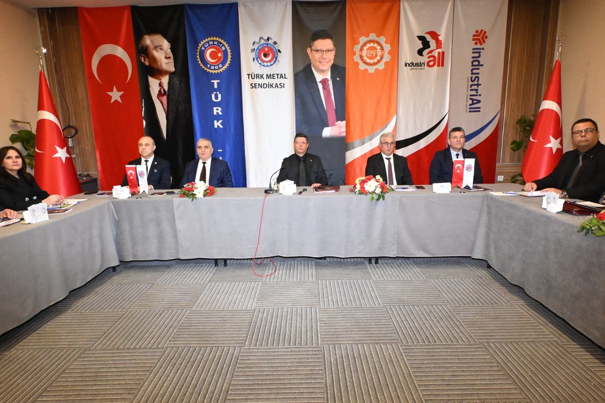 AltundagUysal's tweet photo. Genişletilmiş Temsilciler Meclisimizin ardından Başkanlar Kurulumuzla bir araya geldik. Grup Toplu İş Sözleşmesi’nin ardından, örgütlü olduğumuz işyerlerindeki genel durumu ve münferit işyerlerindeki toplu iş sözleşmesi süreçlerini değerlendirdiğimiz toplantıda, Sendikamız bünyesinde yürütülen örgütlenme çalışmalarını da ele aldık. Başkanlar Kurulumuzda alınan kararların teşkilatımız için hayırlı olmasını diliyorum.