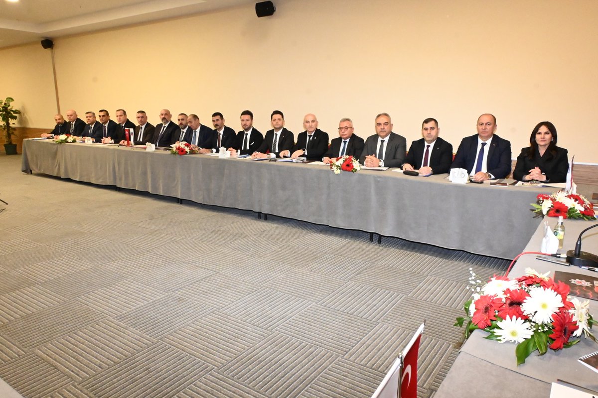 AltundagUysal's tweet photo. Genişletilmiş Temsilciler Meclisimizin ardından Başkanlar Kurulumuzla bir araya geldik. Grup Toplu İş Sözleşmesi’nin ardından, örgütlü olduğumuz işyerlerindeki genel durumu ve münferit işyerlerindeki toplu iş sözleşmesi süreçlerini değerlendirdiğimiz toplantıda, Sendikamız bünyesinde yürütülen örgütlenme çalışmalarını da ele aldık. Başkanlar Kurulumuzda alınan kararların teşkilatımız için hayırlı olmasını diliyorum.