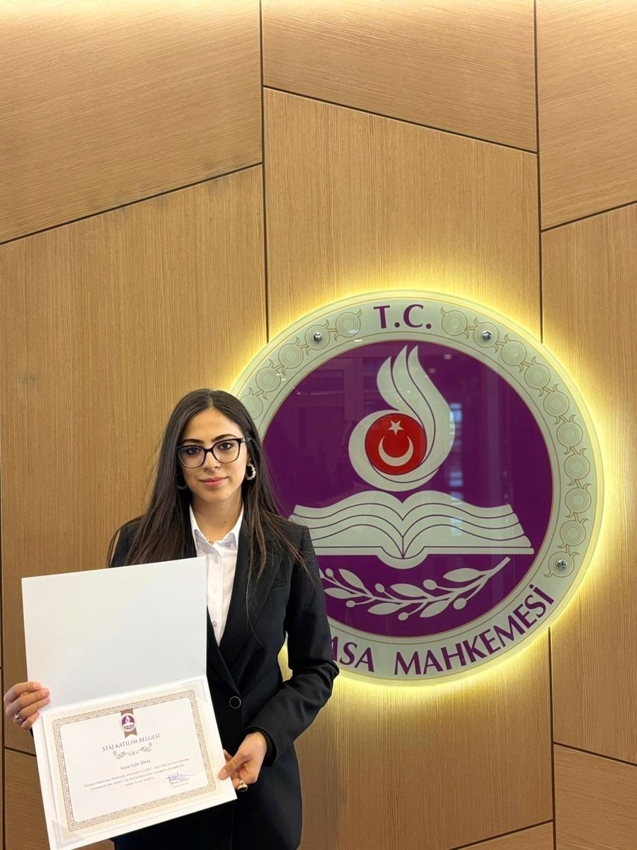 eylullunall's tweet photo. 9-20 Şubat tarihlerinde Anayasa Mahkemesindeki stajımı tamamladım.  Sertifikamı Anayasa Mahkemesi Başkanı Sayın Kadir Özkaya Bey'den aldım. Bu süreçte anayasa yargısının işleyişi ve temel haklar üzerine değerli bilgi ve deneyimler edindim. 
Çalışmalara durmaksızın devam..🖋️📚⚖️ https://t.co/WpzWVUrHZf