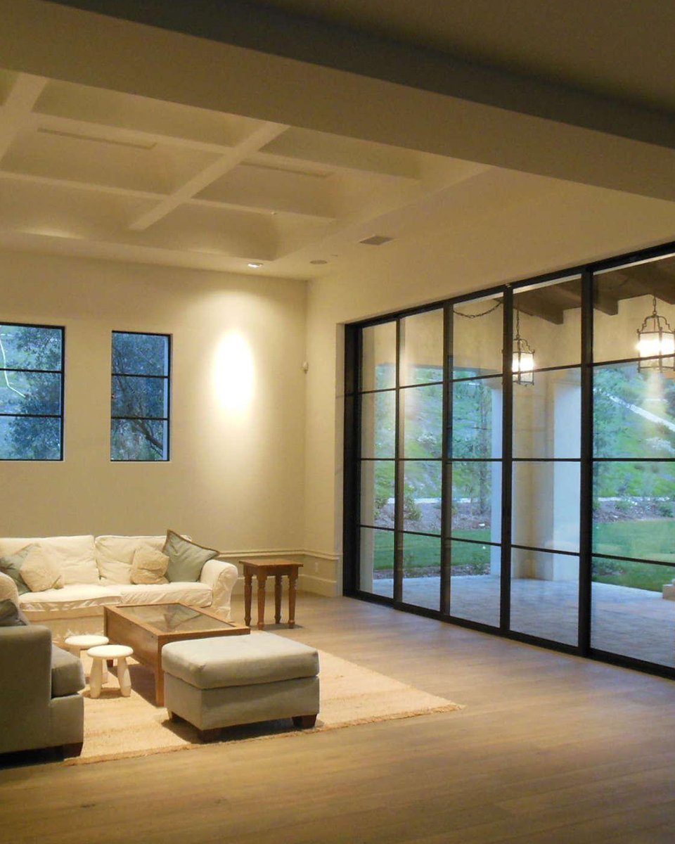 Euroline_Steel's tweet photo. Stillness takes shape here. Glass and steel draw the outdoors closer, while the interior remains grounded, warm, and composed.

Architects: C.R. Carney Architects
Builder: Aseet Patel

#eurolinesteelwindows #steelwindowsdoors #architecture https://t.co/v9bACRwOUA