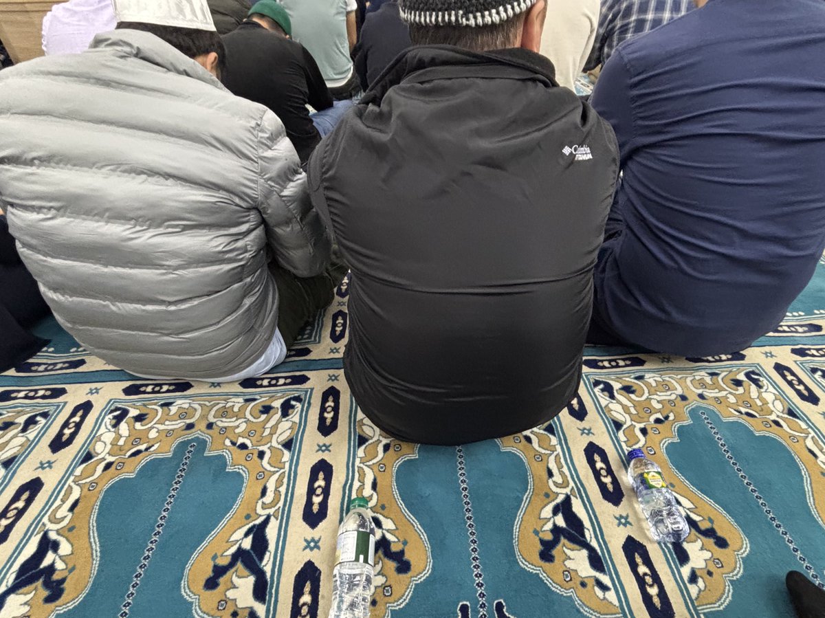 Орқангиздаги намозхоннинг сажда қиладиган жойига ўтириб олманг, бу юмшоқ айтганда одобсизлик.