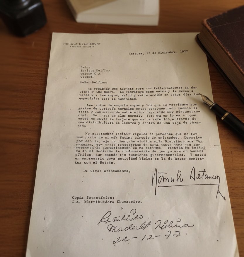 kikemolia's tweet photo. A propósito del 118° aniversario del natalicio de Rómulo Betancourt (ayer 22 de febrero), vale la pena recordar esta joya de reserva moral y ética pública. 🇻🇪
En 1977, un empresario que contrataba con el Estado le envió una caja de champaña como regalo de Navidad. La respuesta de Betancourt fue una cátedra de lo que debe ser un hombre de Estado: devolvió el regalo.
El fragmento clave:

"No acostumbro recibir regalos de personas que no forman parte de mi más íntimo círculo de amistades... También ha influido en mi decisión la circunstancia de que yo sea un hombre público... y usted un empresario cuya actividad básica es la de hacer contratos con el Estado".

Integridad, distancia institucional y respeto por la investidura. Un ejemplo que hoy parece de otro planeta, pero que fue el estándar de la República. 🖋️
#RomuloBetancourt #Venezuela #Etica #Politica #HistoriaDeVenezuela