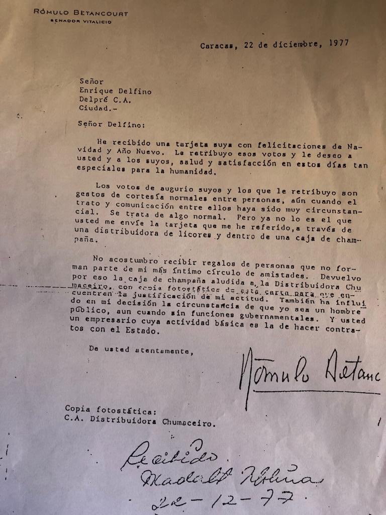 kikemolia's tweet photo. A propósito del 118° aniversario del natalicio de Rómulo Betancourt (ayer 22 de febrero), vale la pena recordar esta joya de reserva moral y ética pública. 🇻🇪
En 1977, un empresario que contrataba con el Estado le envió una caja de champaña como regalo de Navidad. La respuesta de Betancourt fue una cátedra de lo que debe ser un hombre de Estado: devolvió el regalo.
El fragmento clave:

"No acostumbro recibir regalos de personas que no forman parte de mi más íntimo círculo de amistades... También ha influido en mi decisión la circunstancia de que yo sea un hombre público... y usted un empresario cuya actividad básica es la de hacer contratos con el Estado".

Integridad, distancia institucional y respeto por la investidura. Un ejemplo que hoy parece de otro planeta, pero que fue el estándar de la República. 🖋️
#RomuloBetancourt #Venezuela #Etica #Politica #HistoriaDeVenezuela