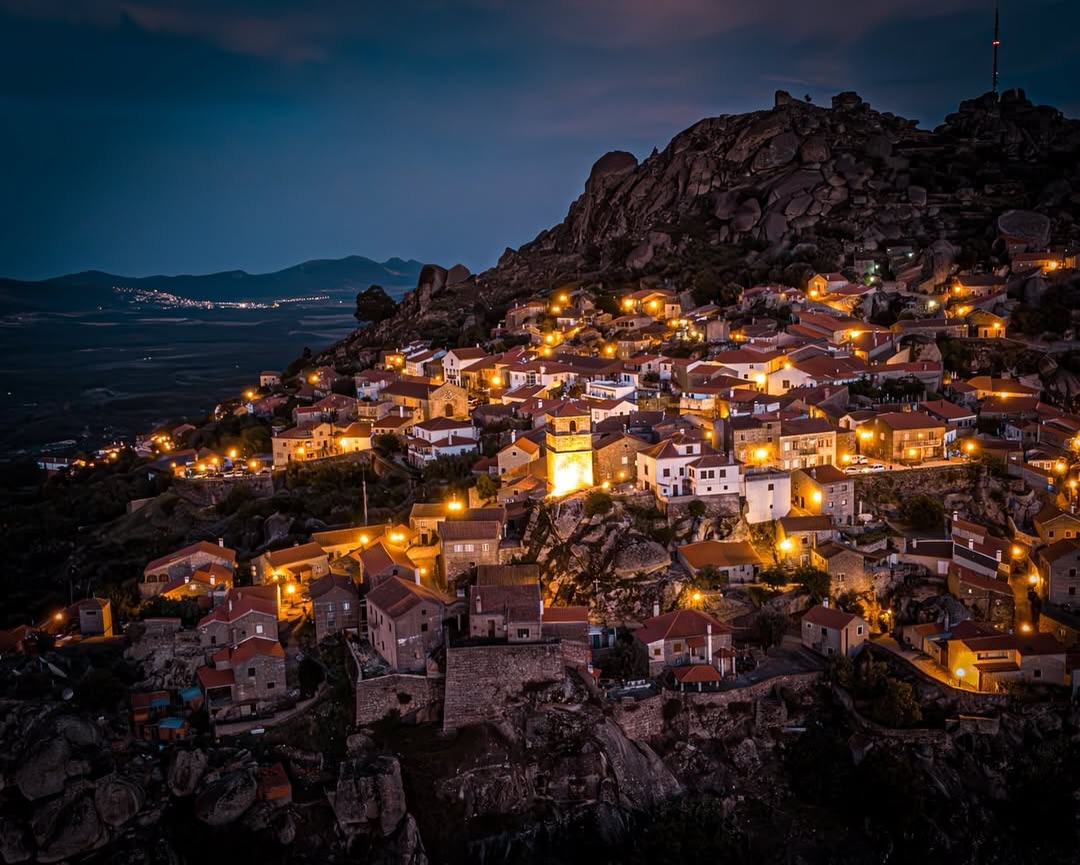 Quando cai a noite na Aldeia Histórica de Monsanto... 💛

📸 @lucindagonetravel

#Monsanto #AldeiasHistoricas #Portugal