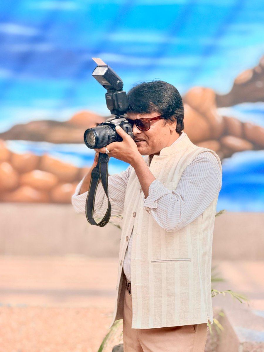 vijaye9's tweet photo. अच्छे फोटोग्राफर की पहचान ही यह है कि जो जैसा है नहीं उसे वैसा तस्वीर में उतार दे। प्रसिद्ध युवा कवि ��ामायणधर द्विवेदी इतने अच्छे फोटोग्राफर भी हैं, ये आज ज्ञात हुआ। कविवर ने कब क्लिक की पता नहीं चला। भोपाल से अयोध्या लौटकर ये तीन तस्वीरें भेजी हैं। https://t.co/3gscu88b2y