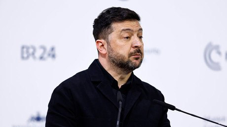 Pascal_Laurent_'s tweet image. 🇺🇦 NOUVEAU DÉLIRE DU PSYCHOPATHE COCAÏNOMANE KHAZAR DE KIEV.
Zelensky veut des troupes étrangères sur le front, tout en reconnaissant le manque de volontaires.
Volodymyr Zelensky a de nouveau exprimé son souhait de voir les troupes occidentales se ranger aux côtés des forces