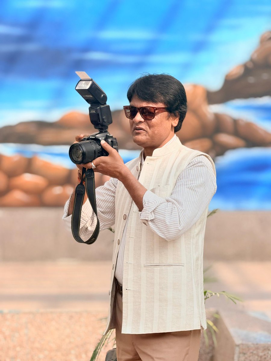 vijaye9's tweet photo. अच्छे फोटोग्राफर की पहचान ही यह है कि जो जैसा है नहीं उसे वैसा तस्वीर में उतार दे। प्रसिद्ध युवा कवि ��ामायणधर द्विवेदी इतने अच्छे फोटोग्राफर भी हैं, ये आज ज्ञात हुआ। कविवर ने कब क्लिक की पता नहीं चला। भोपाल से अयोध्या लौटकर ये तीन तस्वीरें भेजी हैं। https://t.co/3gscu88b2y