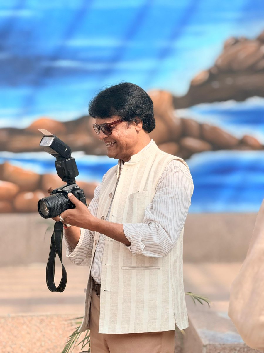 vijaye9's tweet photo. अच्छे फोटोग्राफर की पहचान ही यह है कि जो जैसा है नहीं उसे वैसा तस्वीर में उतार दे। प्रसिद्ध युवा कवि ��ामायणधर द्विवेदी इतने अच्छे फोटोग्राफर भी हैं, ये आज ज्ञात हुआ। कविवर ने कब क्लिक की पता नहीं चला। भोपाल से अयोध्या लौटकर ये तीन तस्वीरें भेजी हैं। https://t.co/3gscu88b2y