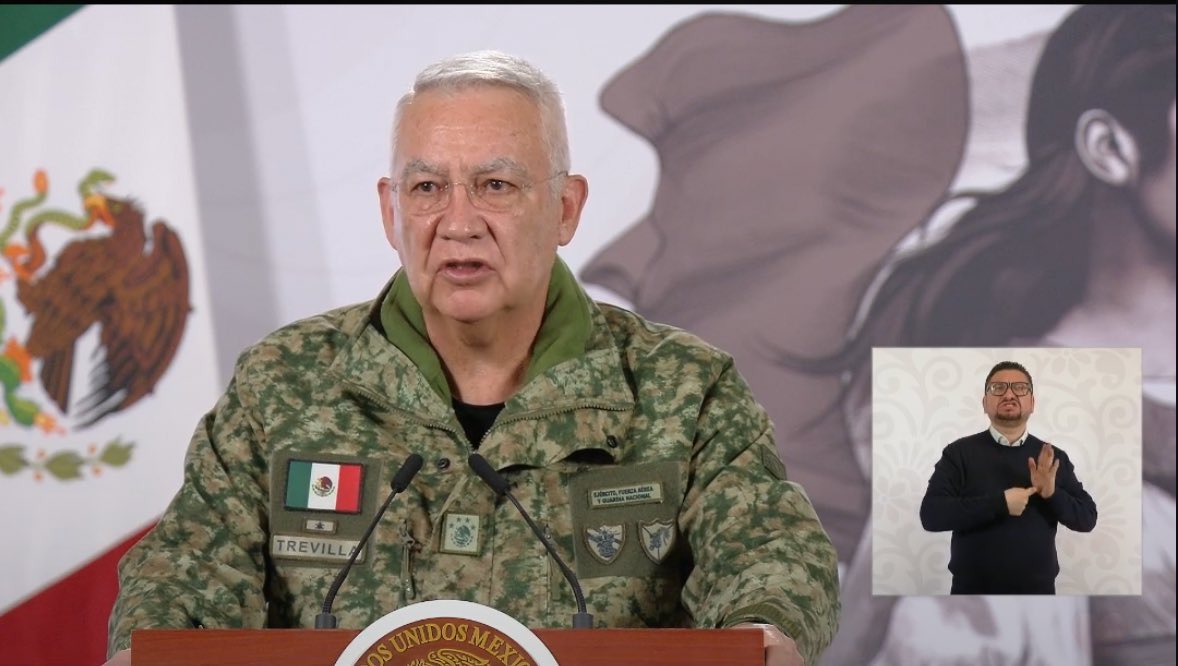 Eddy_Talks's tweet photo. El General Trevilla no habló como un general más.
Habló como un líder que carga con el peso de sus hombres.

Hoy dio en la mañanera el parte de bajas con la voz quebrada. Eso no lo hace cualquiera. No es debilidad: es responsabilidad. Es asumir el costo humano de la misión.

Después de años donde vimos silencios incómodos y una subordinación que parecía ajena a su esencia, la @Defensamx1 mostró algo distinto: firmeza, claridad y propósito.

La misión se cumplió.
Pero también se honró a quienes la hicieron posible.

Para mí, esto marca un inicio importante: una relación distinta entre la sociedad y la institución armada.
Respeto. Confianza. Honor.

Cuando el mando habla con verdad y sin esconder el dolor, la institución se fortalece.
Y México también.