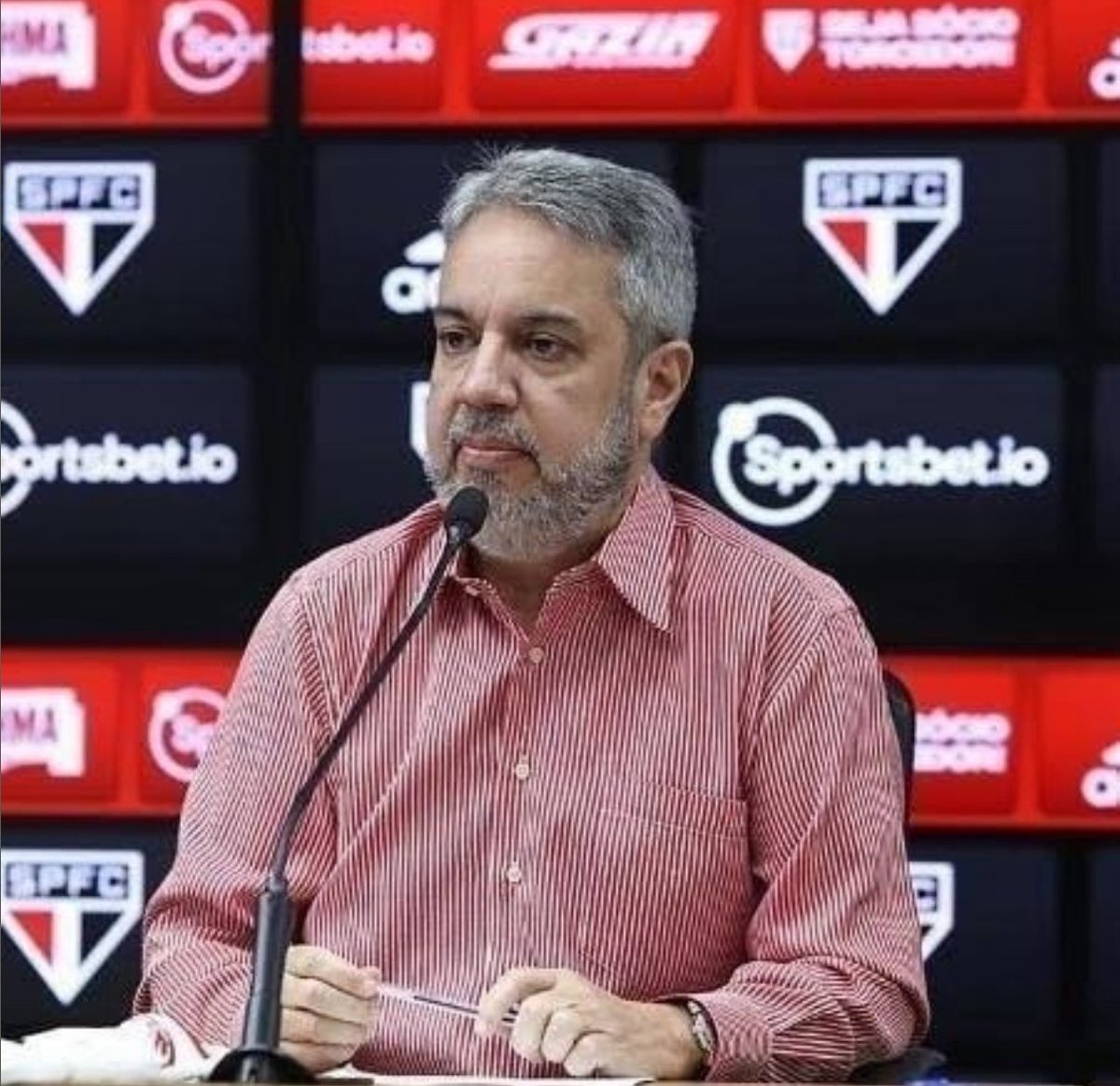 Conselheiros do São Paulo protocolaram nas últimas horas um pedido de demissão por justa causa de Eduardo Toni, diretor executivo de marketing, e Érica Duarte, diretora executiva jurídica do São Paulo. 

O requerimento foi direcionado ao presidente do Conselho Deliberativo, Olten