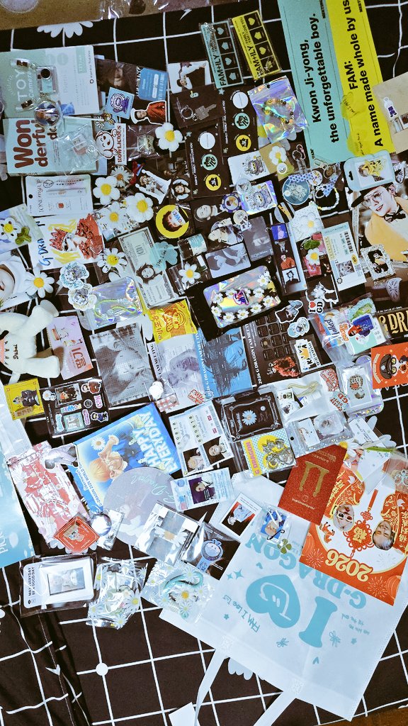 ผลประกอบการแฟมมีตติ้งอินไทยแลนด์
DAY 1 + DAY 2

ไม่ได้เดินไปไหนเลย 
มีแต่คนเอามาให้ถึงที่
ทั้ง giveaway และของฝาก
รวมถึงของกินด้วยนะคะ

ขอบคุณทุกคนเลย
ที่เอ็นดูน้ำฝนมากกกกขนาดนี้

🫶🏻💕

#GDRAGON 
#GDFAMMEETING2026 
#GDRAGON2026inBKK